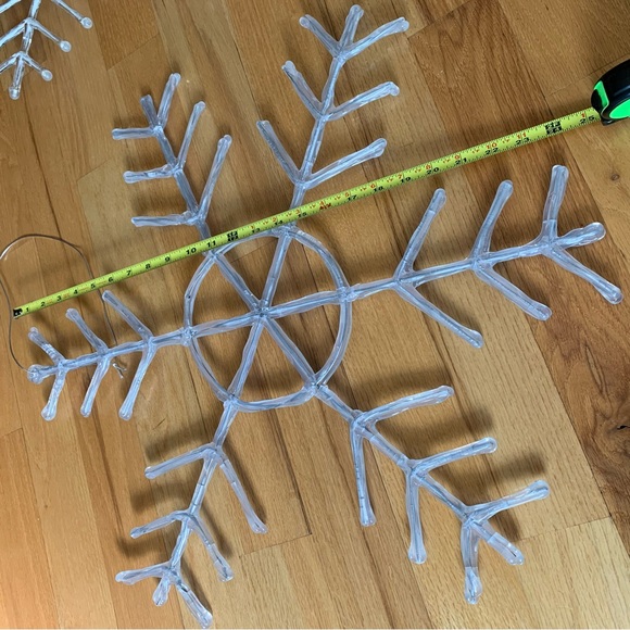 Bundle of 6 LARGE hanging decorative snowflakes - Picture 2 of 12